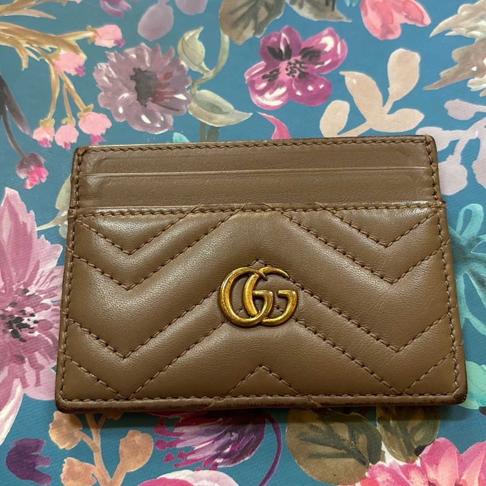 This Gucci card holder is in great preloved condition. Please refer to photos.